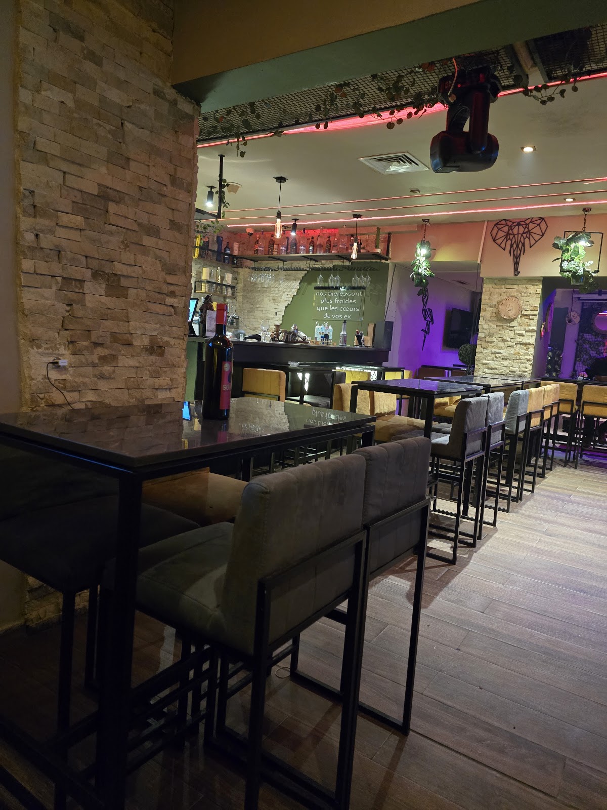 Le bar de Papidoux, mur de pierre et néon