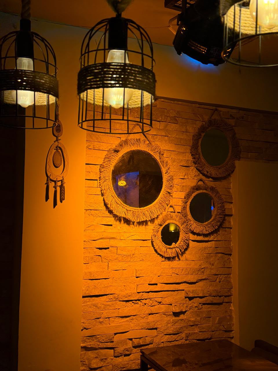 Mur de pierre, miroirs en jute et suspensions